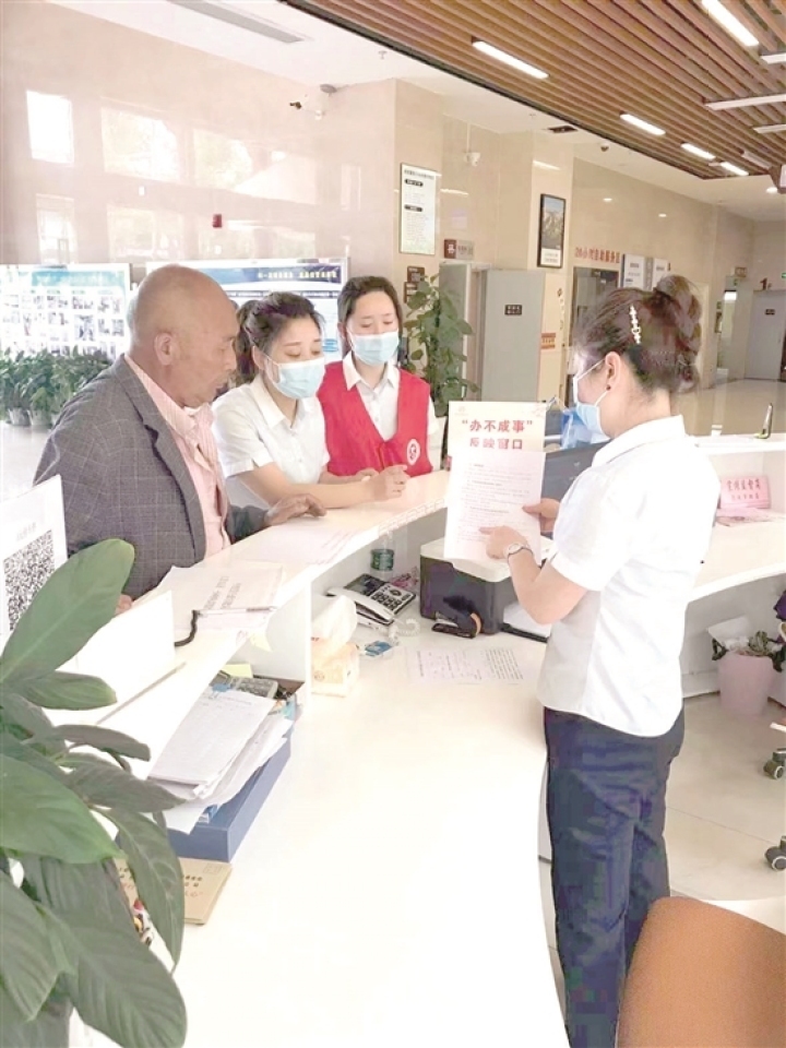 窗口工作人员为群众登记办事诉求。