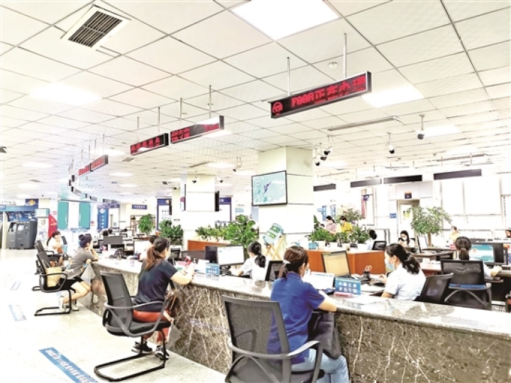 加快“放管服”改革，深入推进“一网通办”。