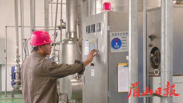 工人在车间忙碌。 工人在车间忙碌。