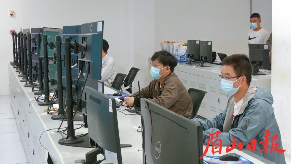 眉山茵地乐科技有限公司生产人员在操作计算机系统。 眉山茵地乐科技有限公司生产人员在操作计算机系统。