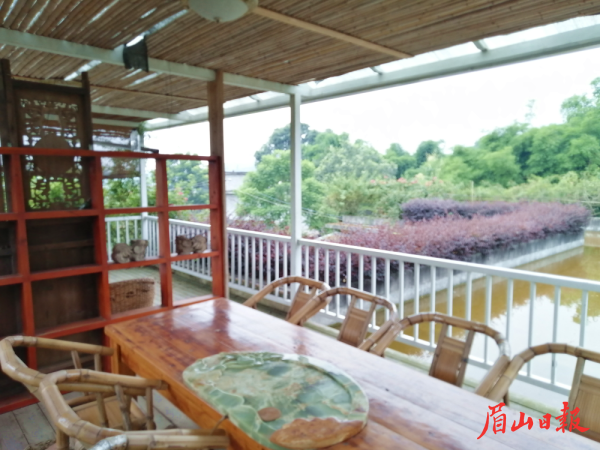 李彻新用镜头记录美丽庭院。 李彻新用镜头记录美丽庭院。