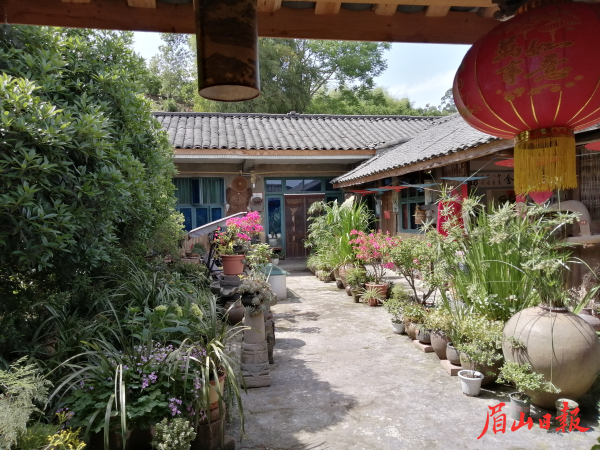 青瓦狭院巧布局,乡村变迁览无遗。 青瓦狭院巧布局,乡村变迁览无遗。