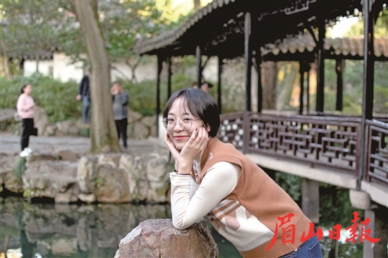 杨扬在三苏祠感受东坡文化。（受访者供图）