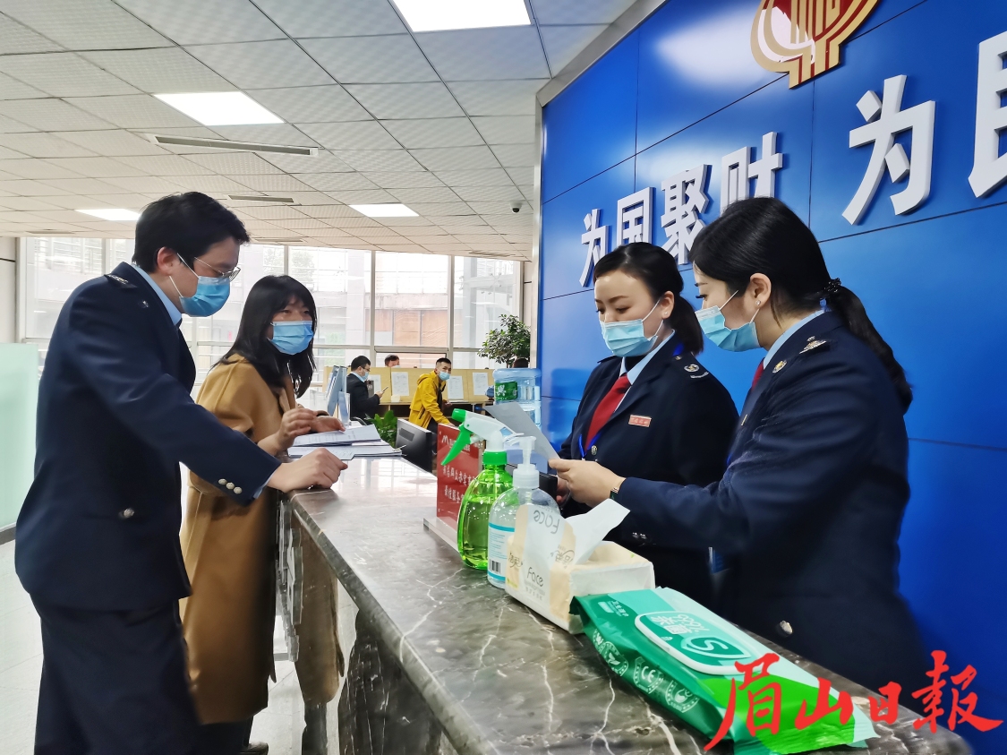 东彭异地一网通办、一窗通办，市民办理业务。