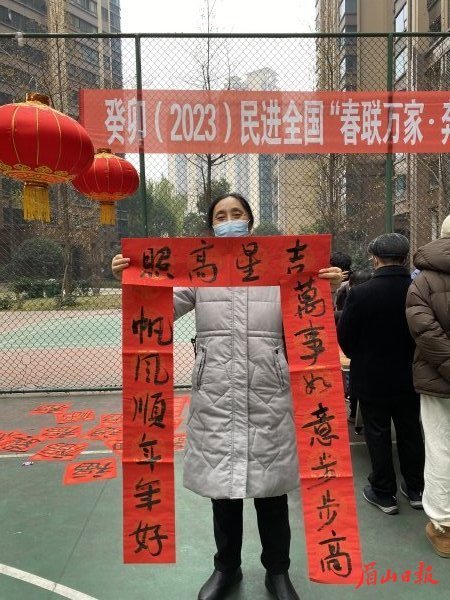 居民们拿着心仪的对联，喜笑颜开。