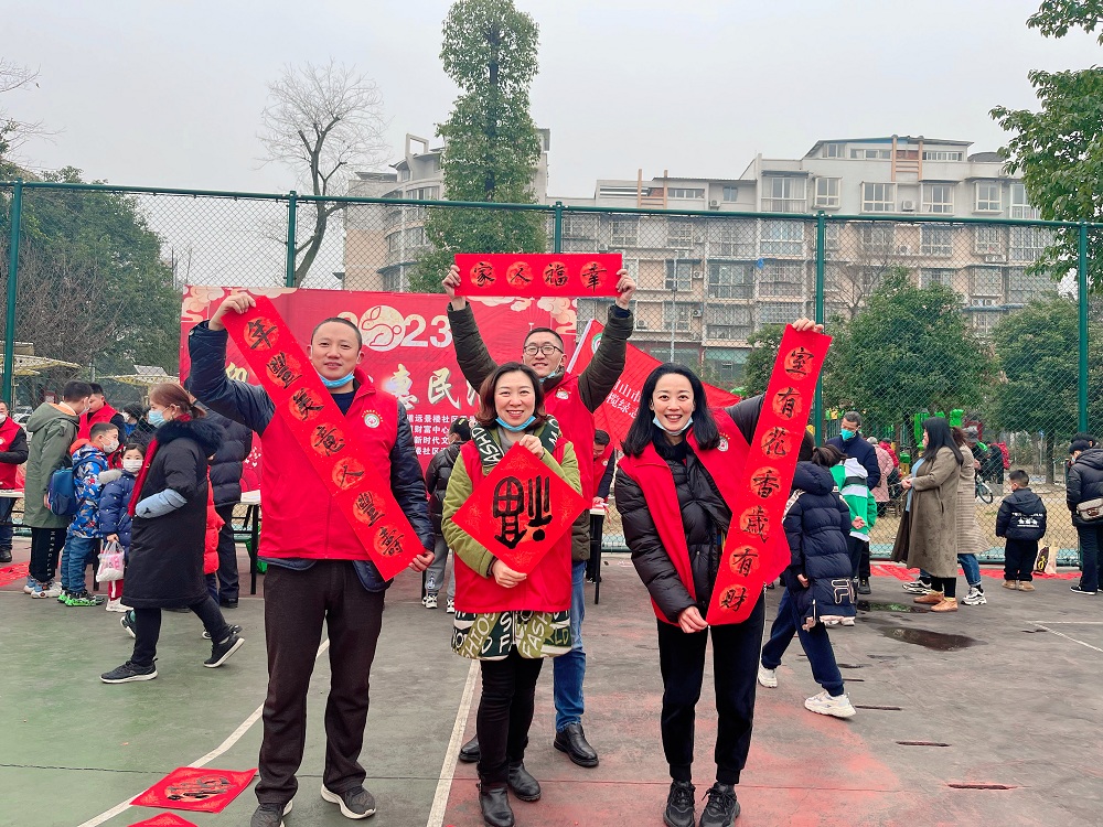 欢欢喜喜领春联。.jpg
