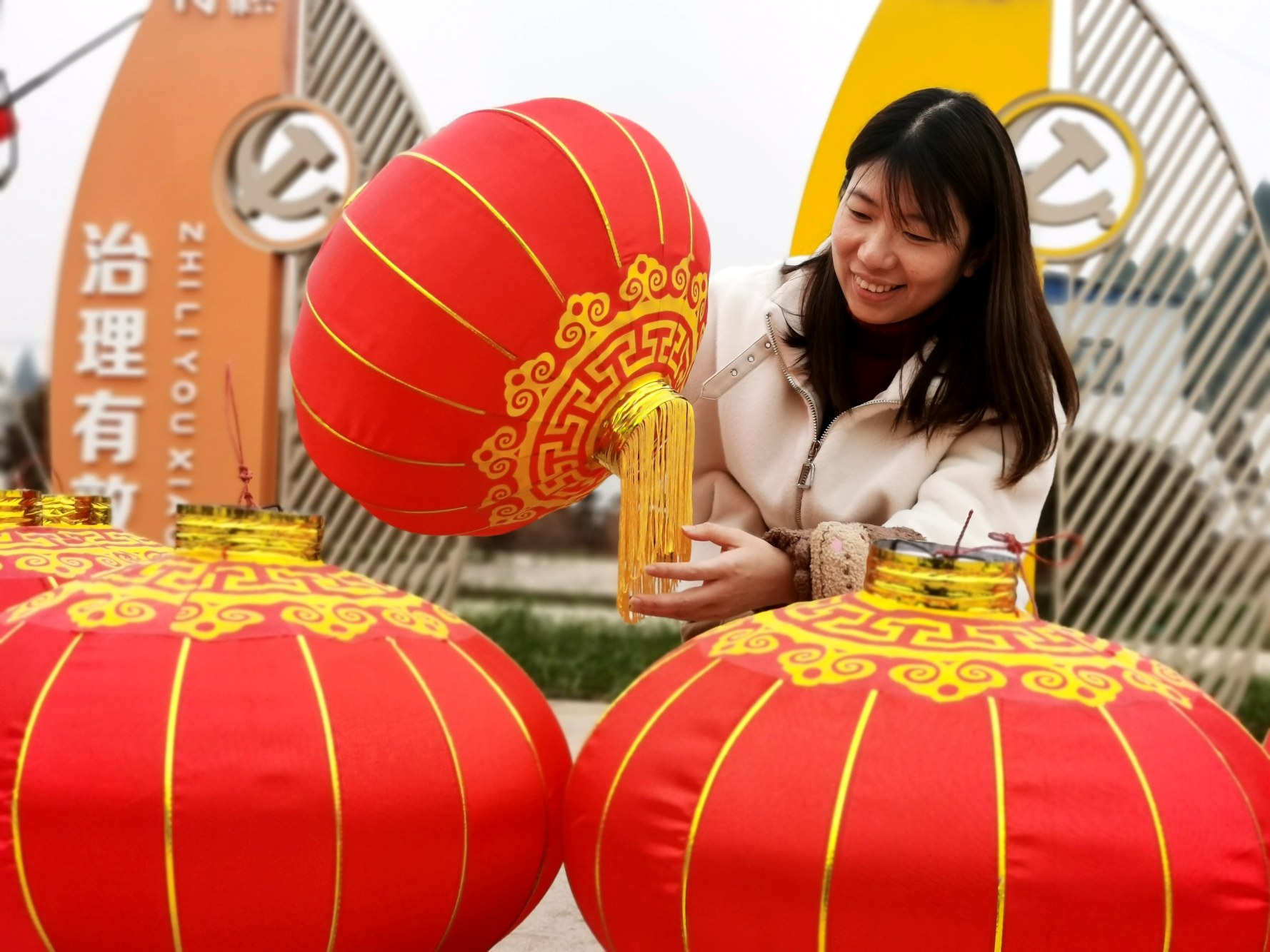 整理灯笼。