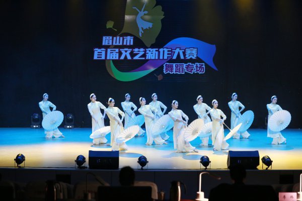  文艺新作大赛 舞蹈《青色烟雨入画来》。