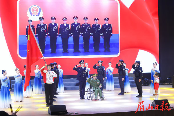  舞蹈《新征程》展现了人民警察为人民的铮铮誓言。