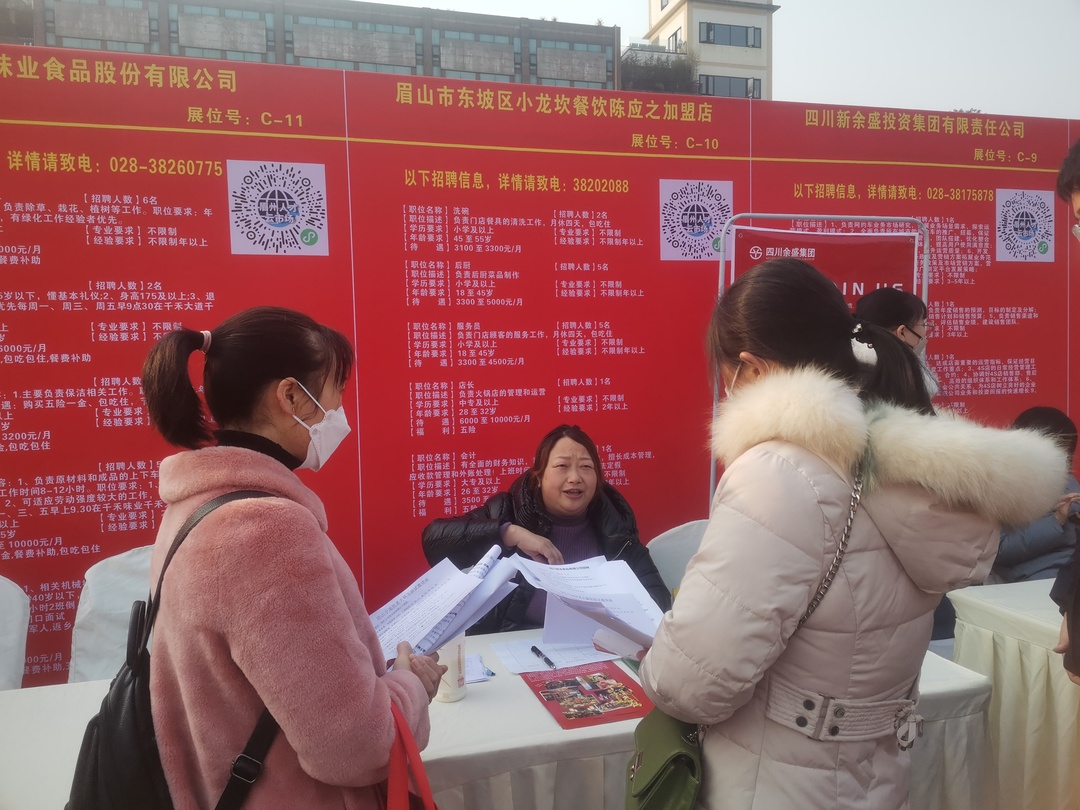 求职者和企业招聘负责人现场交流。.jpg