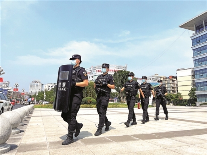 仁寿公安特警开展巡逻防控。 仁寿公安特警开展巡逻防控。