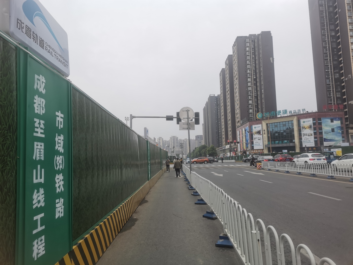 成眉市域铁路S5线音乐广场站正在施工。