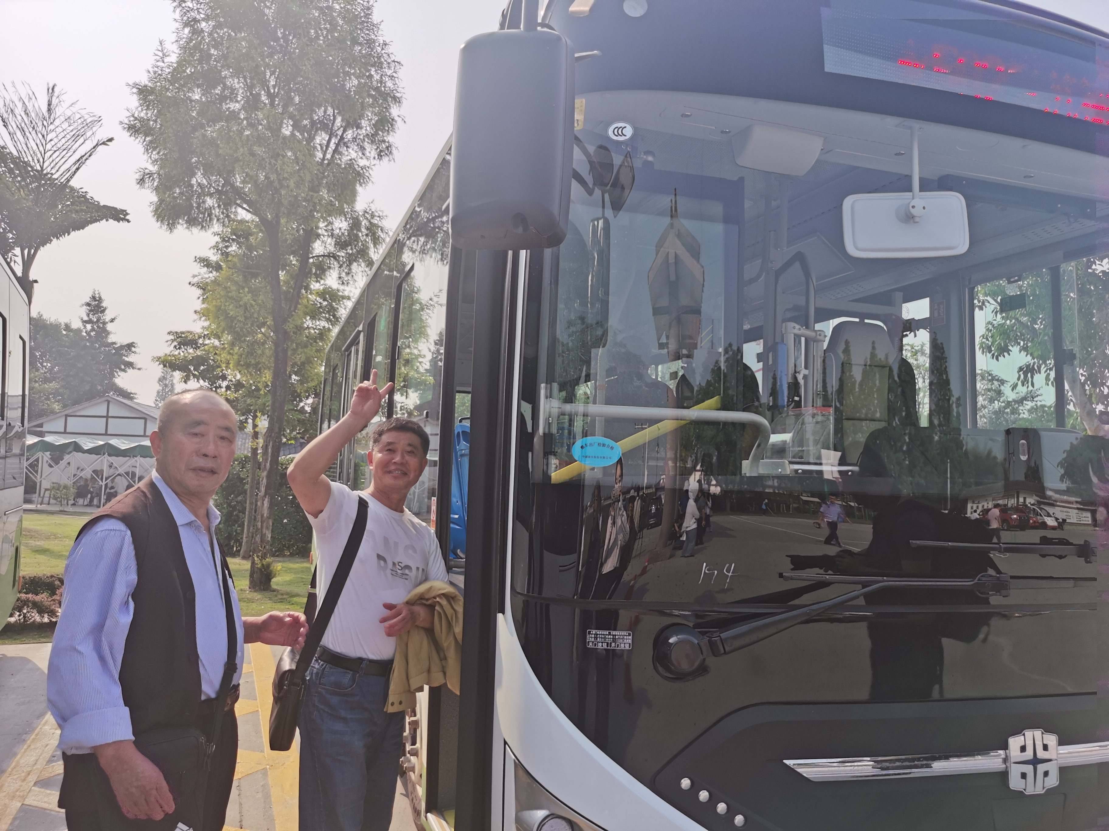 市民乘坐502公交车。