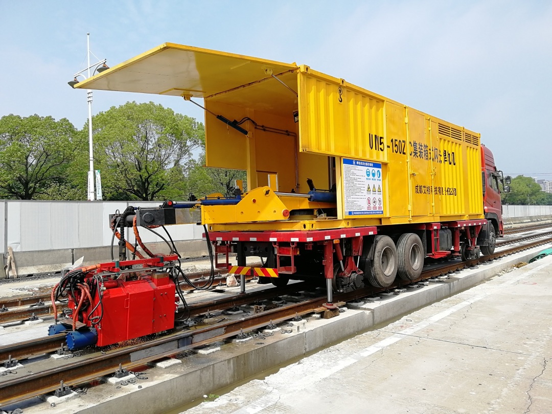 “中车眉山”造公铁两用焊轨车.jpg