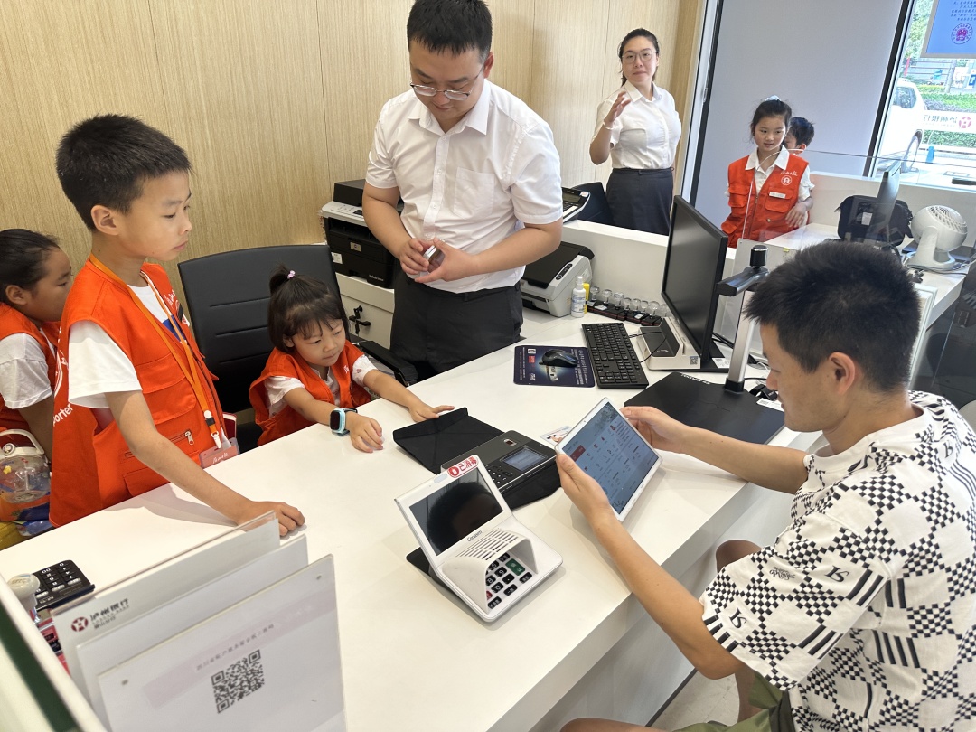 东坡小记者体验柜员开卡业务。.jpg