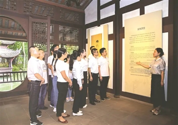 纪检监察干部在三苏祠接受家风教育。（资料图片）.webp.jpg
