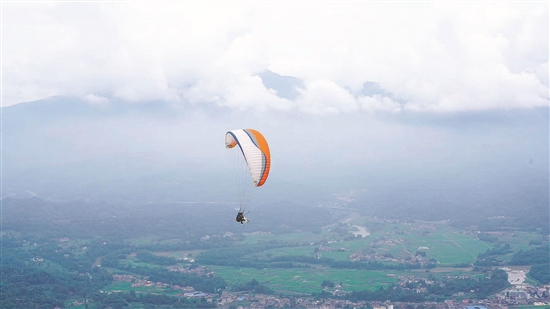滑翔伞项目。 滑翔伞项目。