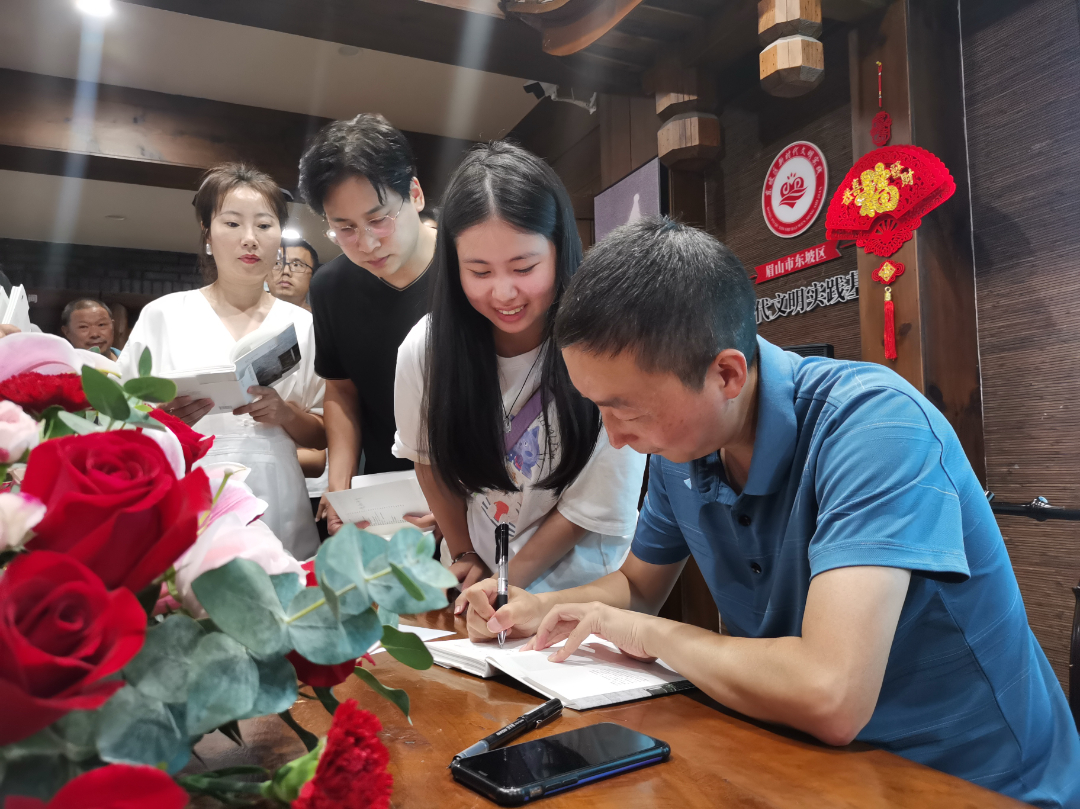 读者请熊焱签名。