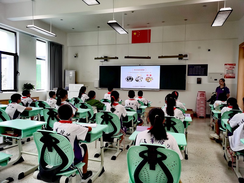  收看开学第一课。