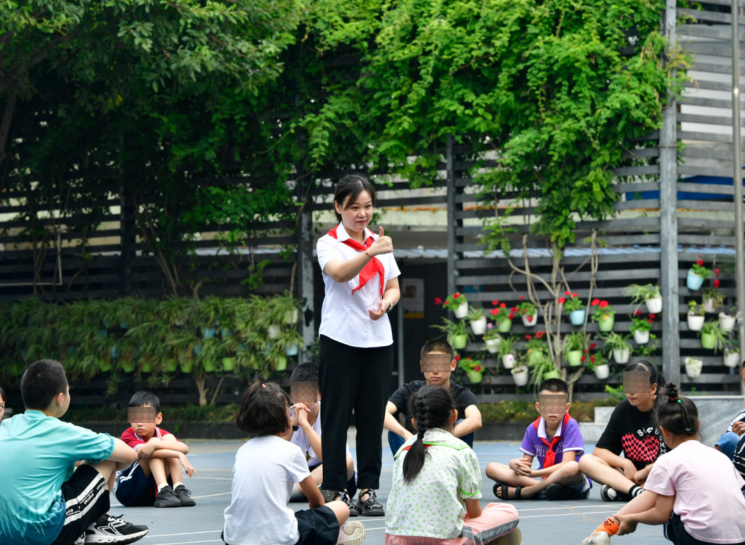 曾真老师正在与学生一起游戏。.jpg