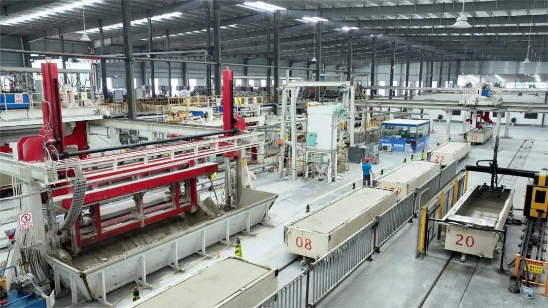 四川宏量基筑建材有限公司内，生产线流畅运行中。.jpg