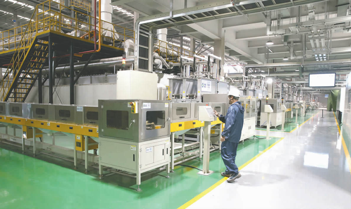 四川协鑫锂电年产36万吨磷酸铁锂储能材料项目现场，工人正在进行生产操作。眉山日报全媒体记者 张忠苹 摄