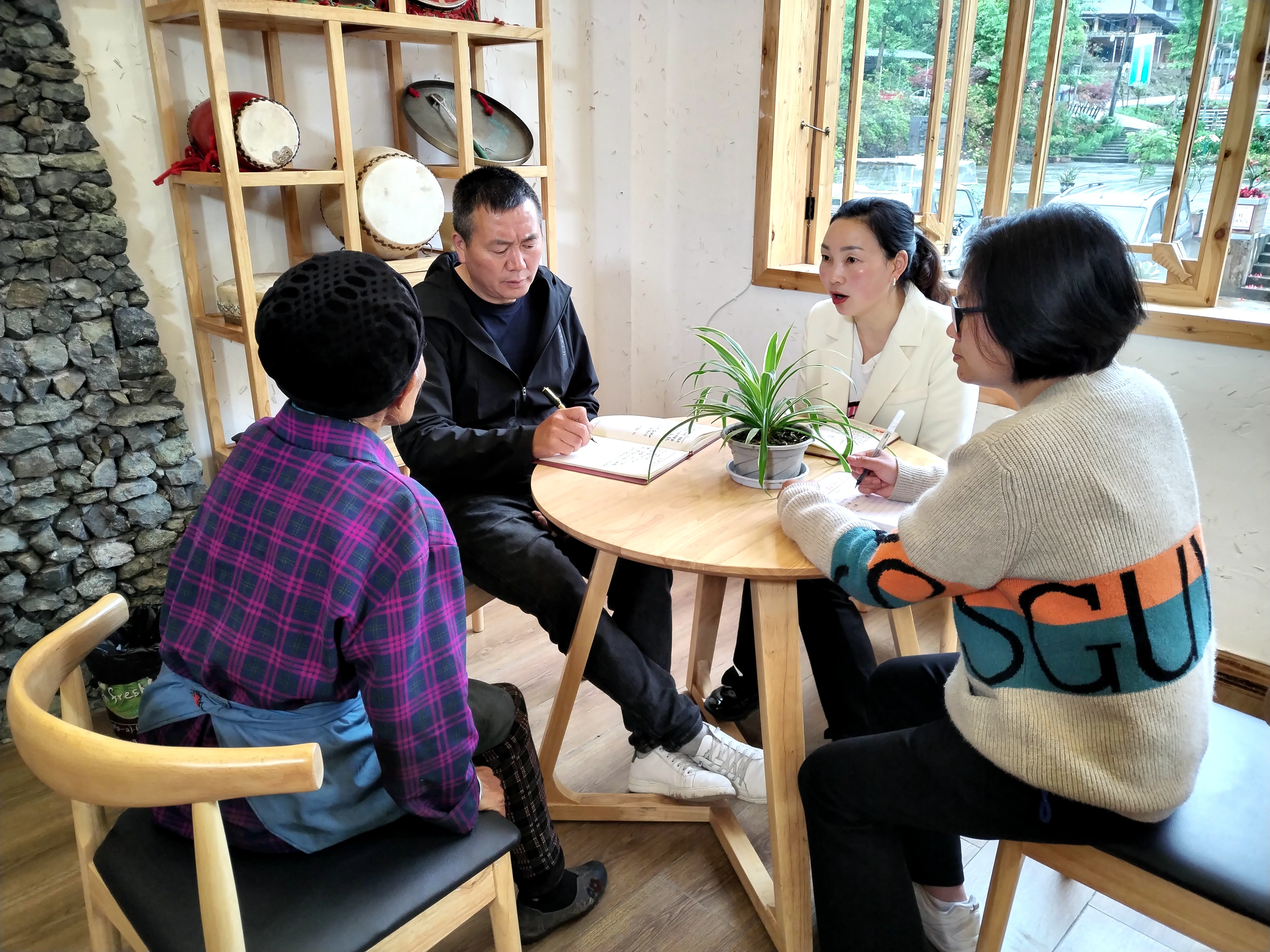 尹成静（右二）与村民交谈（资料图片）。