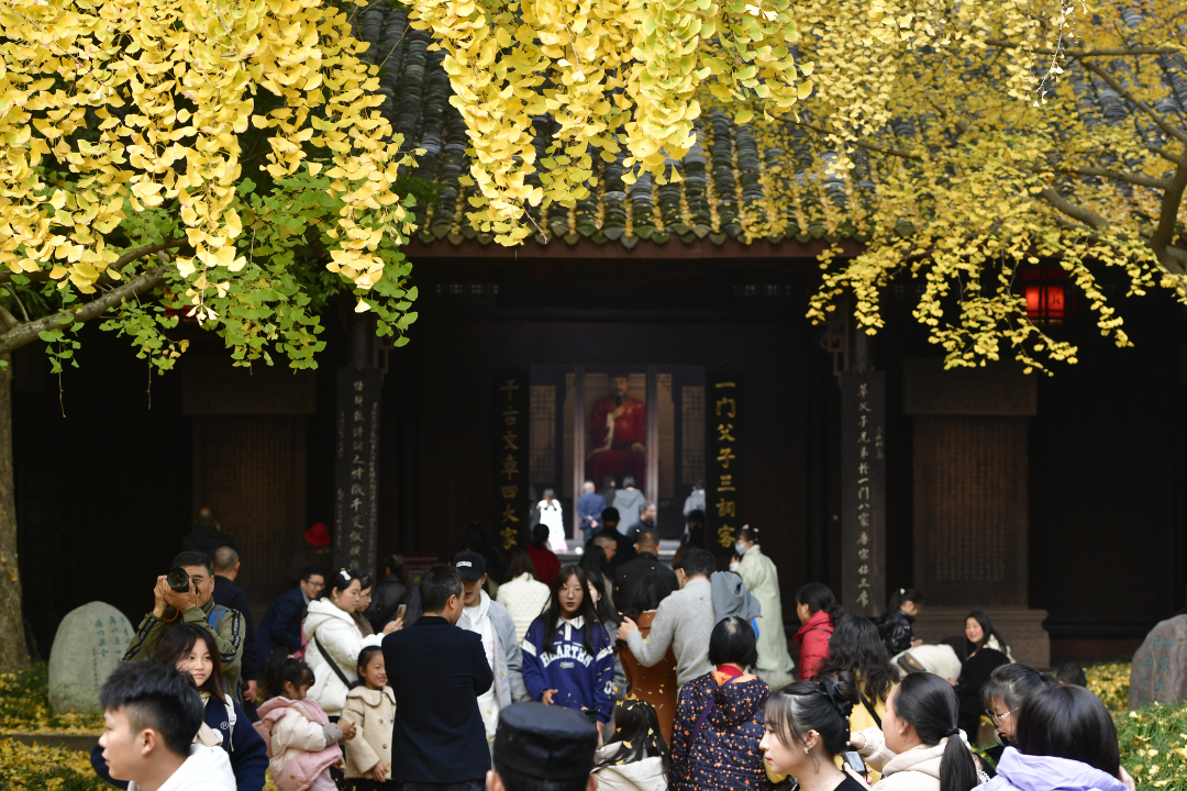 三苏祠游人如织。