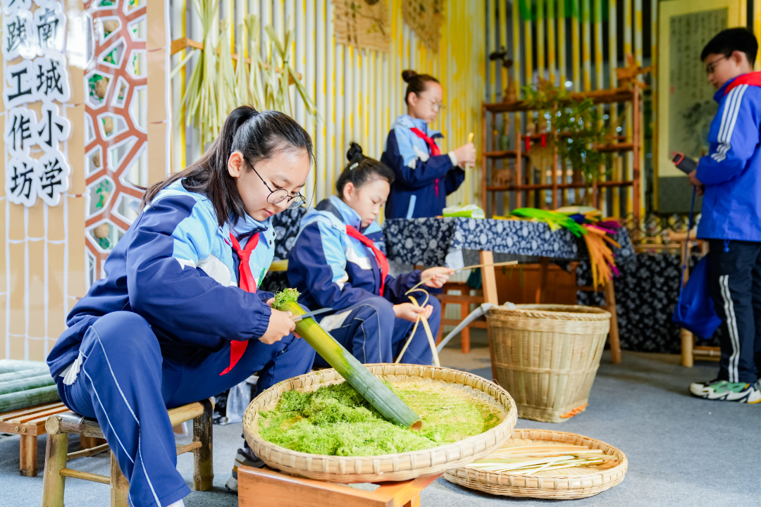学生参与活动，了解东坡文化。