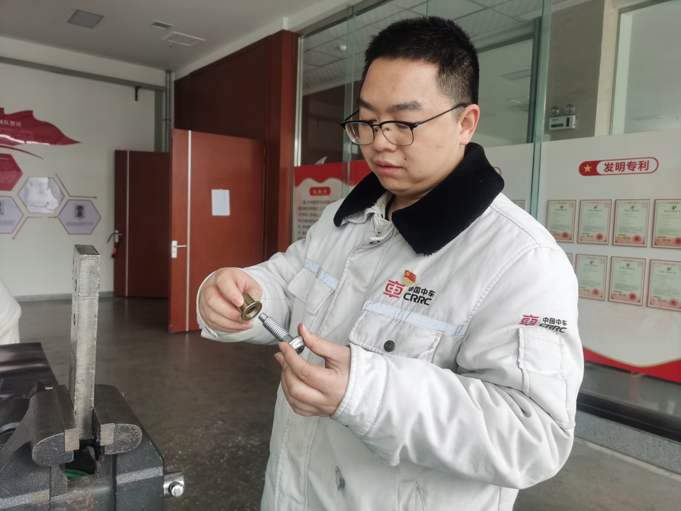 杨林正在查看紧固件产品，查找适配的铆接设备。.jpg