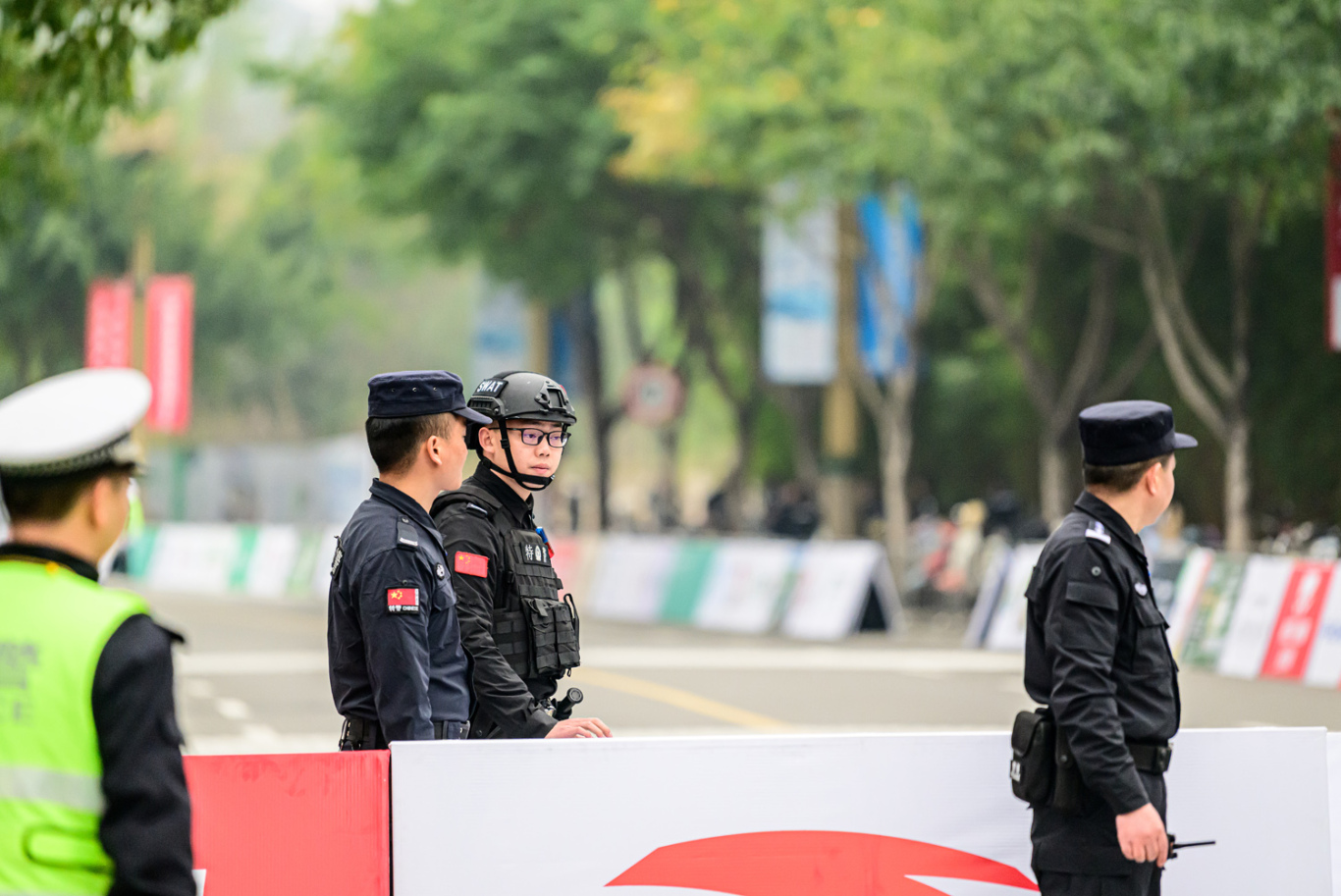 执勤干警.jpg