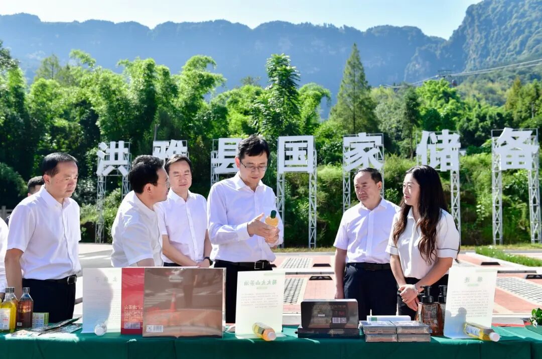 9月24日，王斌达在洪雅县国家储备林项目（二期）现场，听取了项目资金争取、林权流转、建设推进情况介绍，了解洪雅县生态林产品开发销售和全市“天府森林四库”建设情况。眉山融媒记者 廖波 摄.jpg