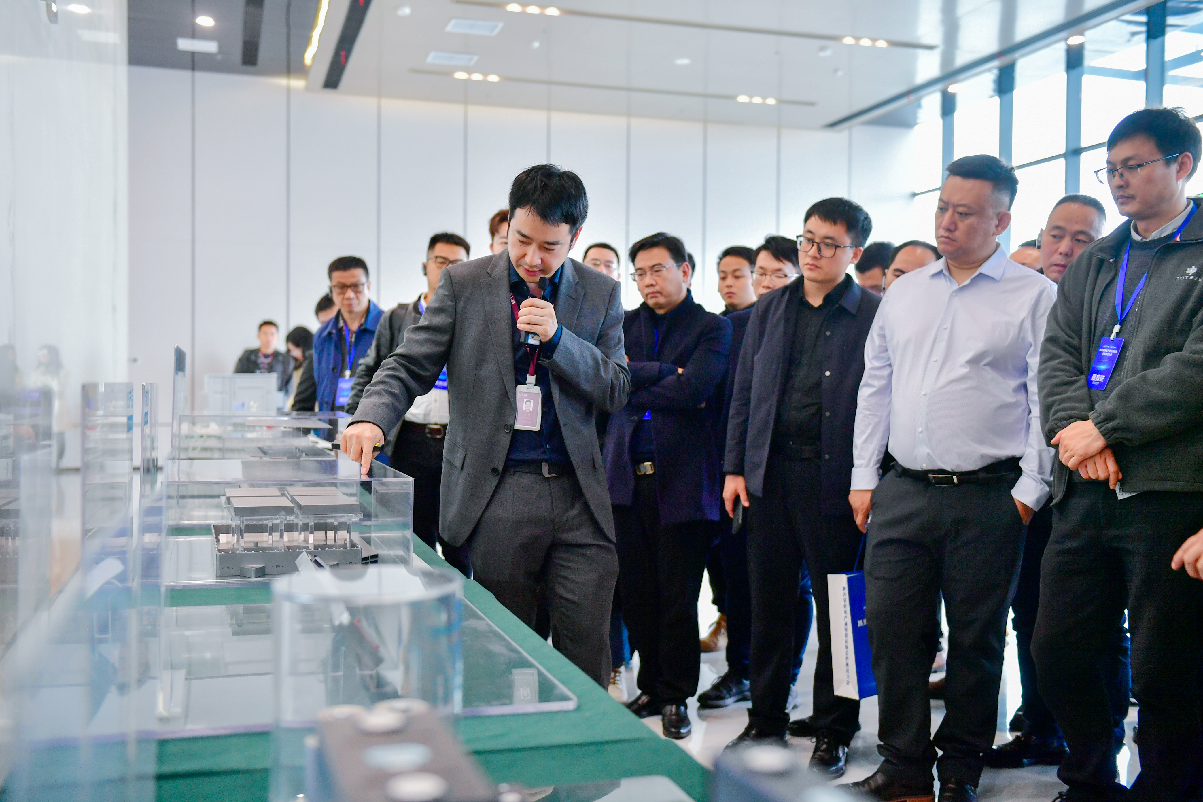 与会嘉宾参观中创新航产品。眉山日报全媒体记者 廖波 摄
