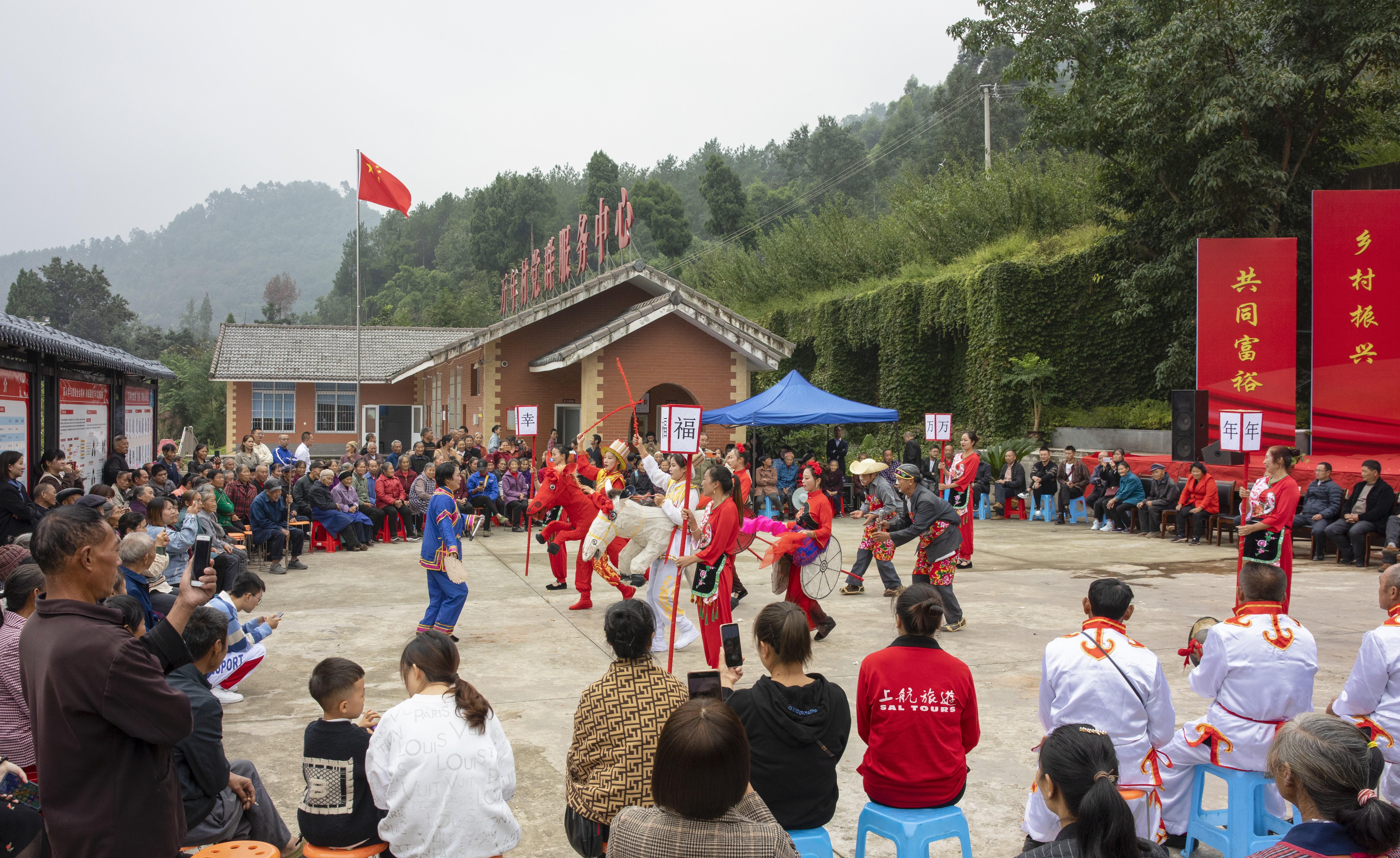 丹棱县张场镇万年村车马灯表演(张场镇人民政府供图) 丹棱县张场镇万年村车马灯表演(张场镇人民政府供图)