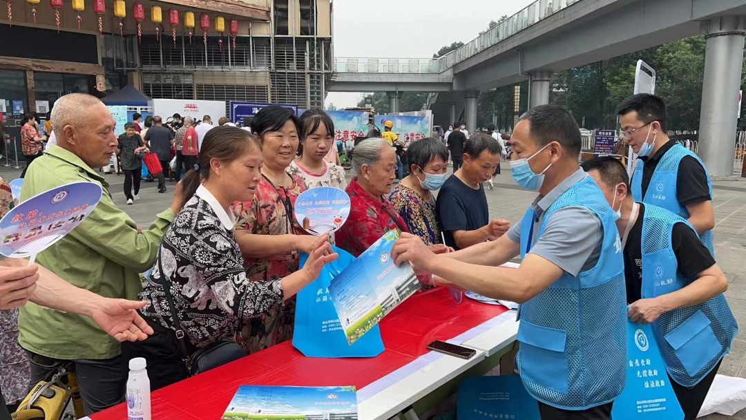 工作人员给群众讲解救助政策 (1).jpg
