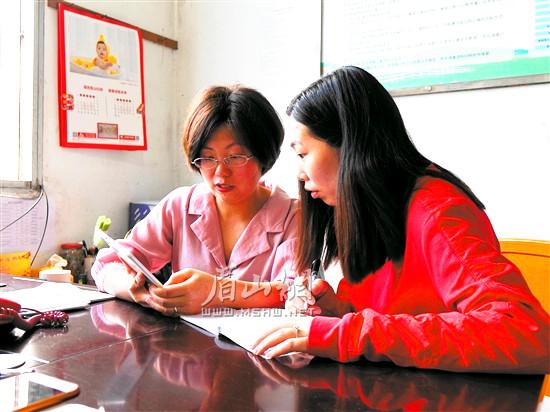 赵彩凤（左）正在对普查员进行业务指导。_副本.jpg