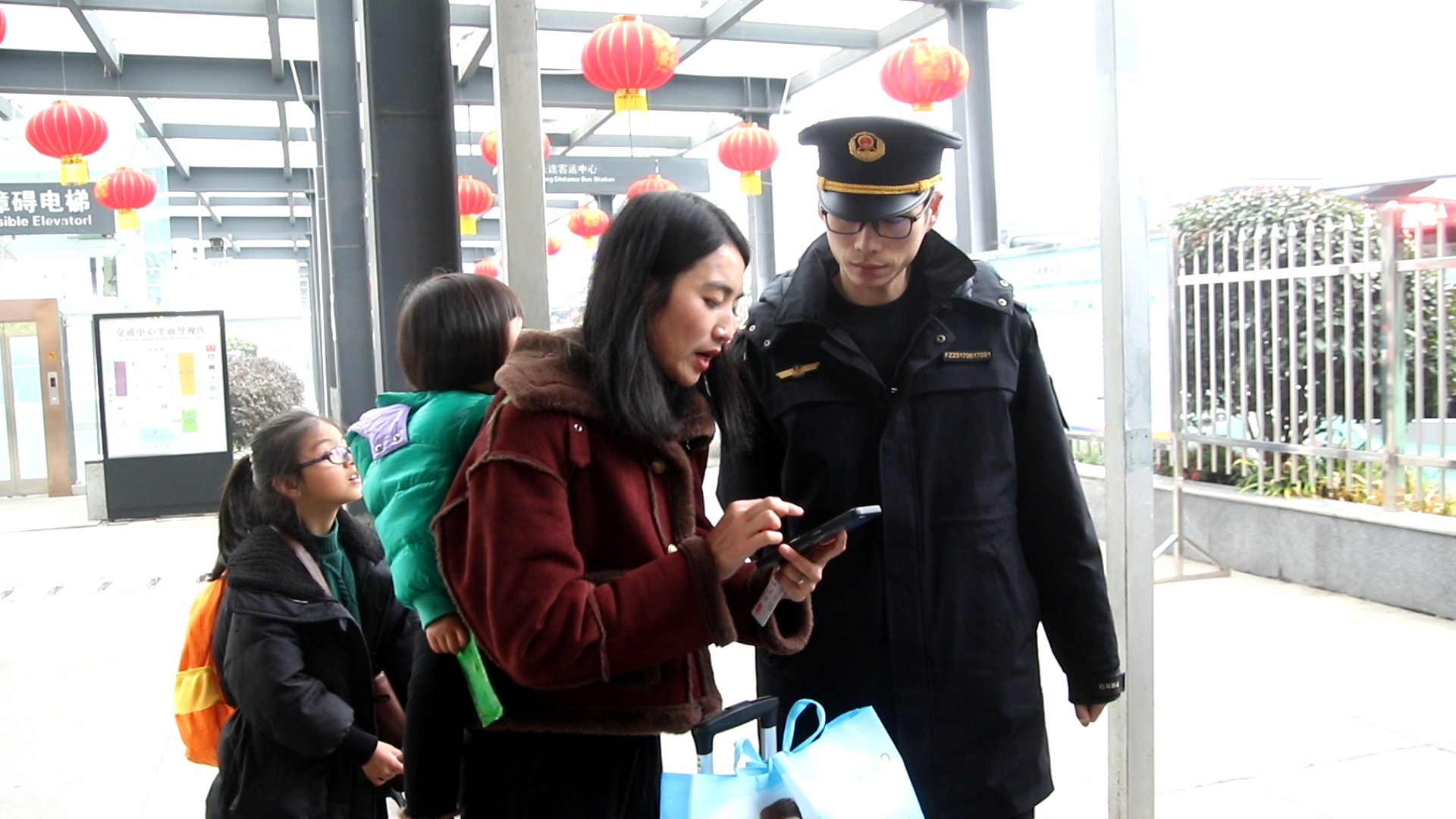 眉山东站外交通运输执法人员在驻点服务2.png