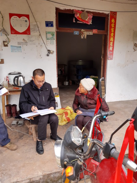 许鸣(左)到农户家中了解生产情况。 许鸣(左)到农户家中了解生产情况。