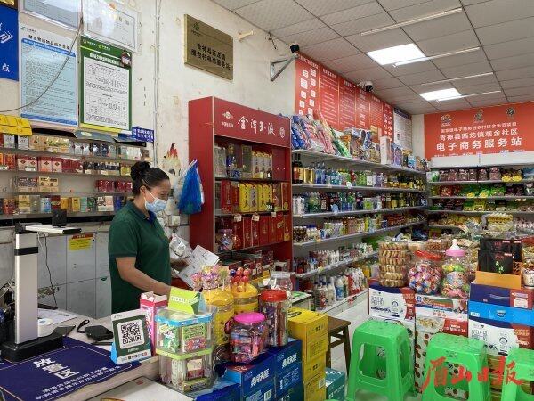 张桂如整理超市物品。