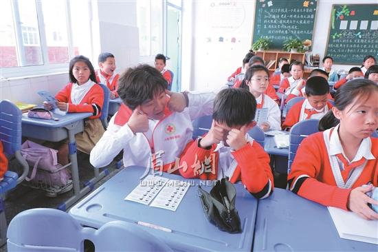 诸海蒂耐心地教导孩子用眼小知识。.jpg 诸海蒂耐心地教导孩子用眼小知识。.jpg