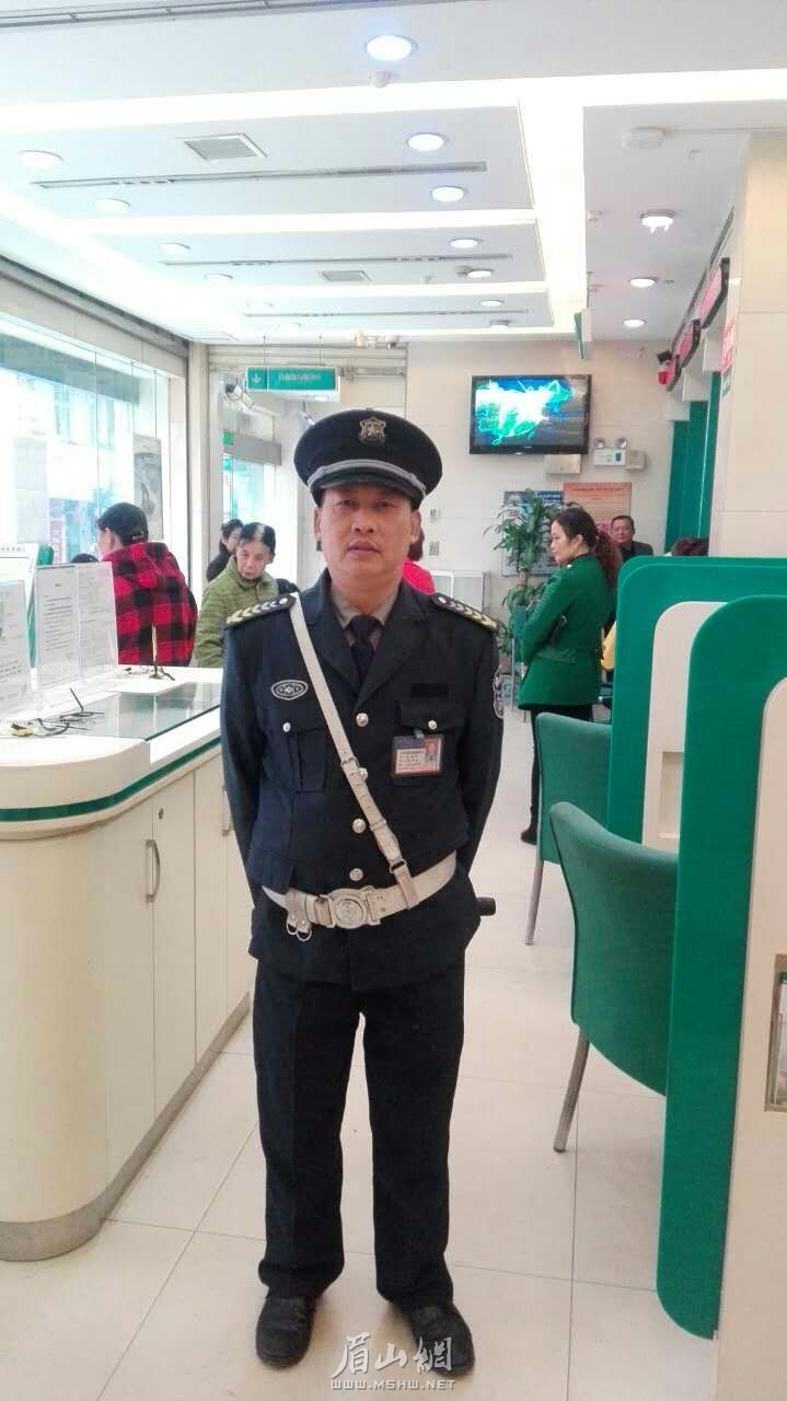 工作中的袁显华。.jpg