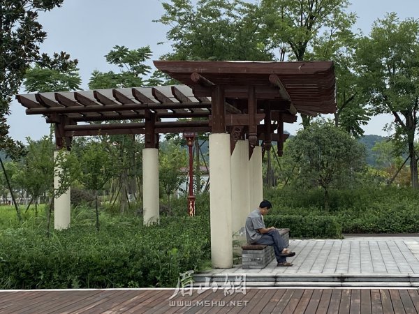 市民在公园文明游玩。