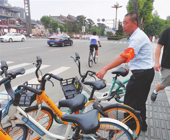 杜曾壮挪动乱停放的共享单车。.jpg