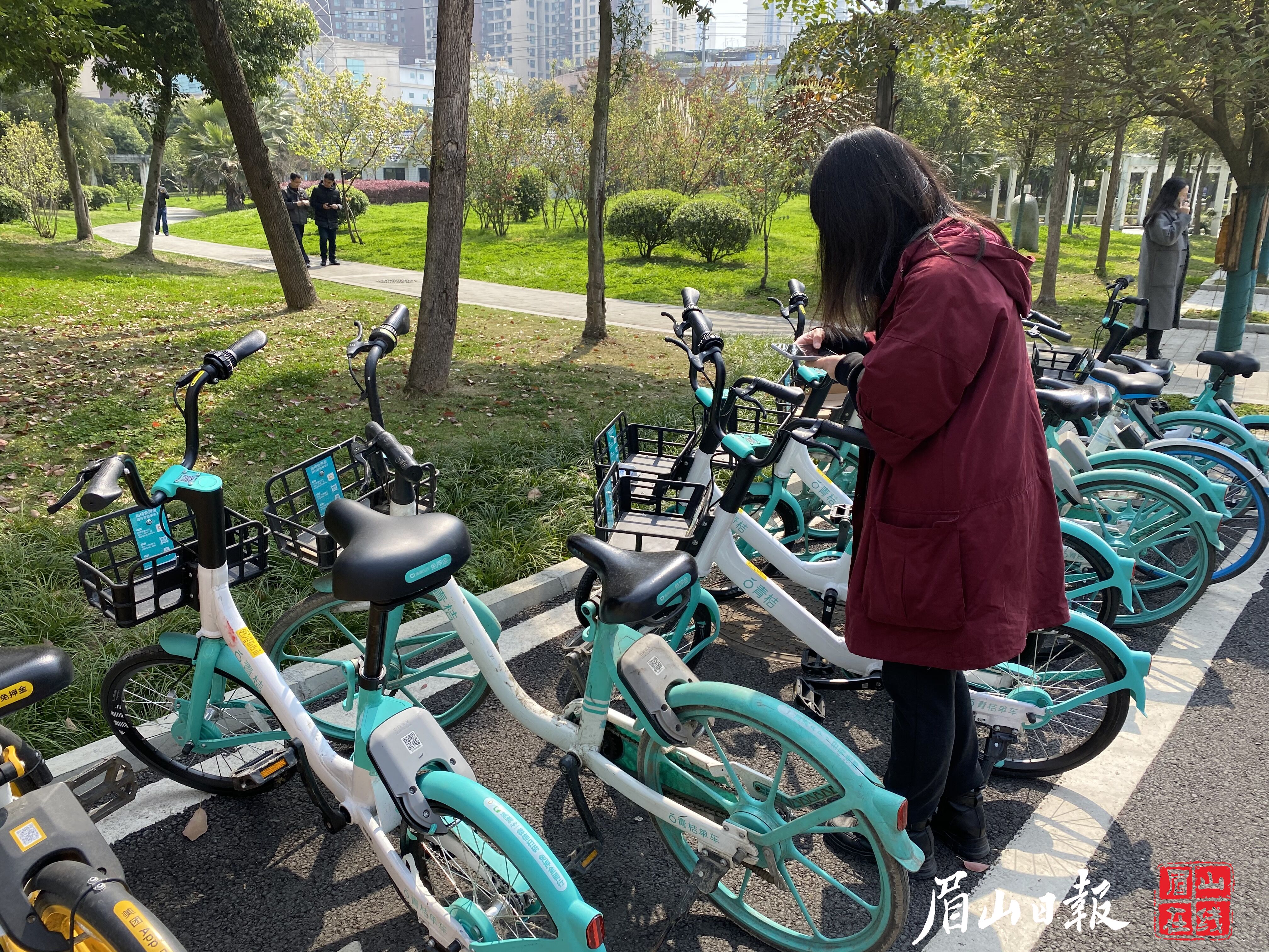 市民选择共享单车，践行绿色出行。