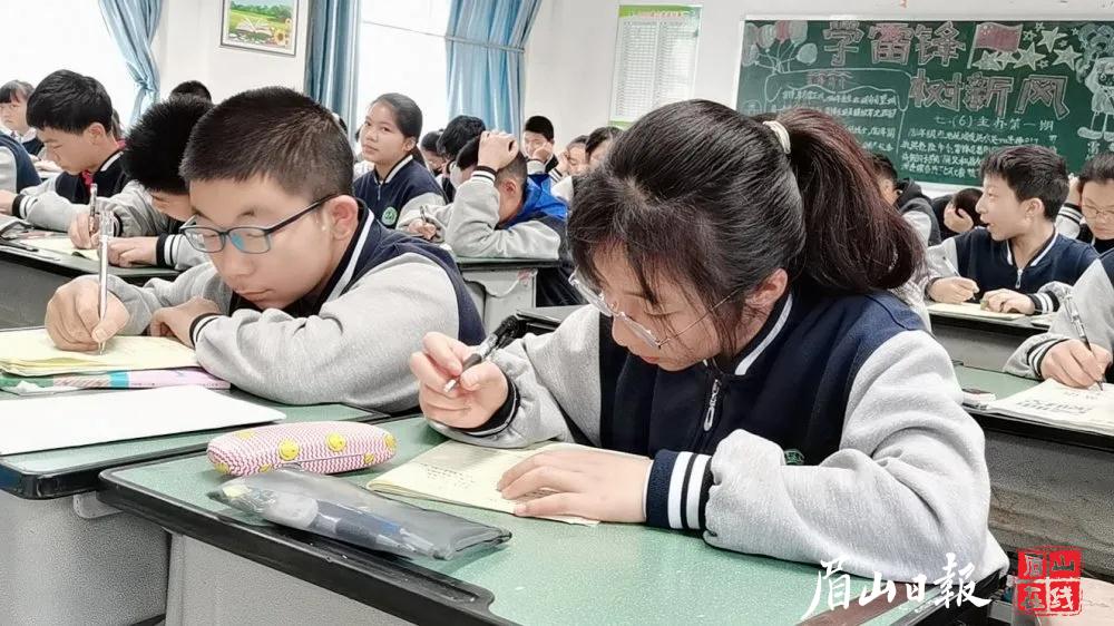 课堂上的彭梁奕 （右一）