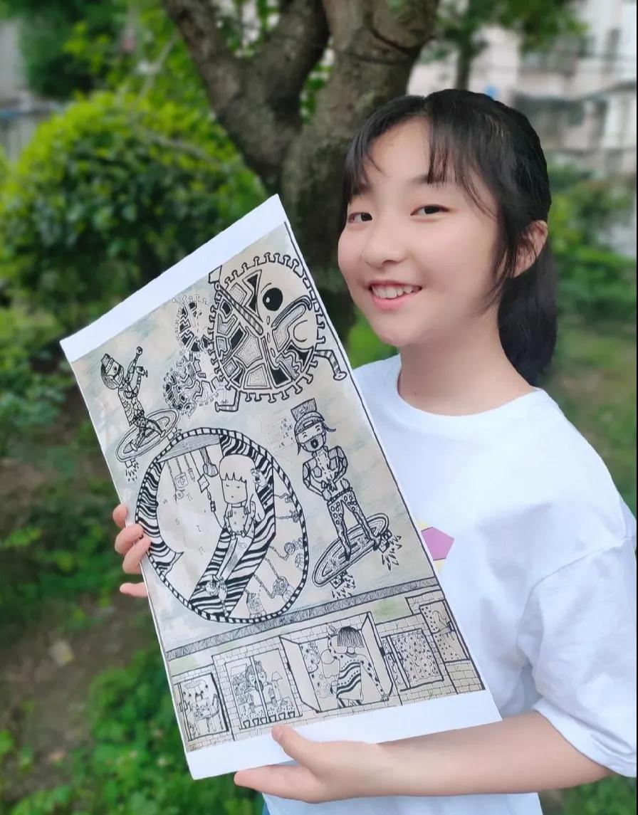 彭梁奕手持作品《未来的医疗设备》