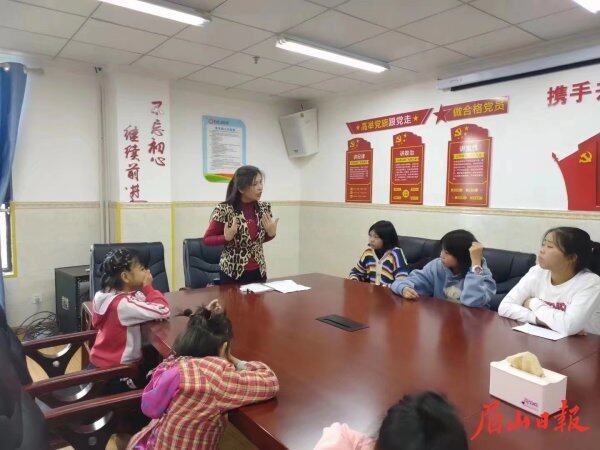 为孩子们开展安全教育。（资料图片）