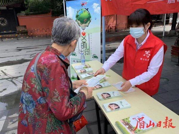  发放文明旅游相关资料。