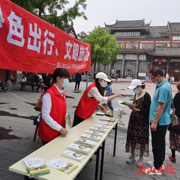 为游客提供咨询介绍。