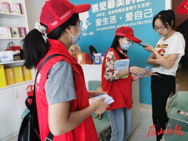志愿者向市民宣传绿色环保知识。